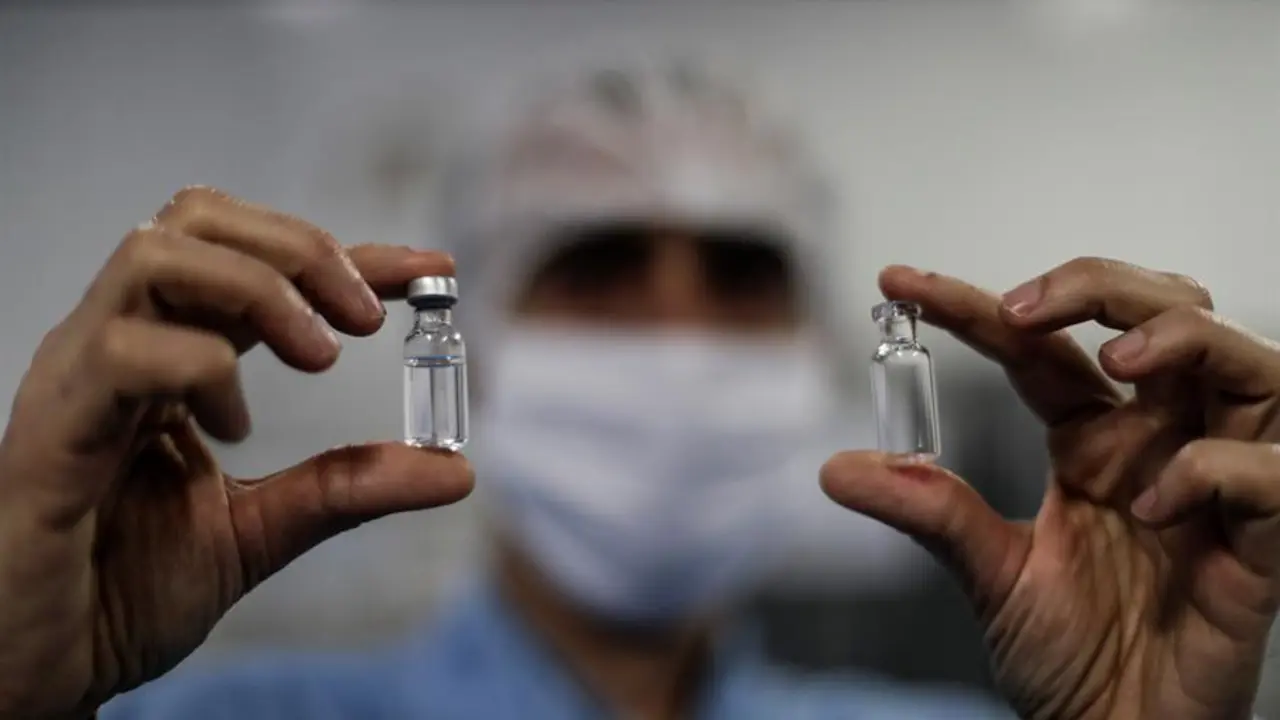 Vista de dos ampollas con muestras de la vacuna de Oxford, el pasado 7 de agosto de 2020, en el laboratorio de BioManguinhos, el instituto de producci&oacute;n de inmunobiol&oacute;gicos de la Fundaci&oacute;n Oswaldo Cruz, en R&iacute;o de Janeiro (Brasil). EFE/Antonio Lacerda/Archivo