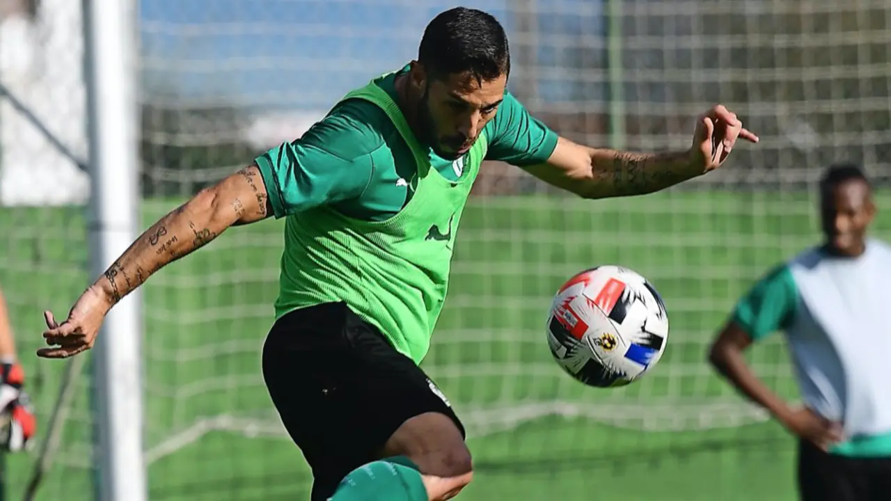 &Aacute;lvaro Cejudo golpea un bal&oacute;n durante el entrenamiento de ayer en las instalaciones Nando Yosu. / hardy