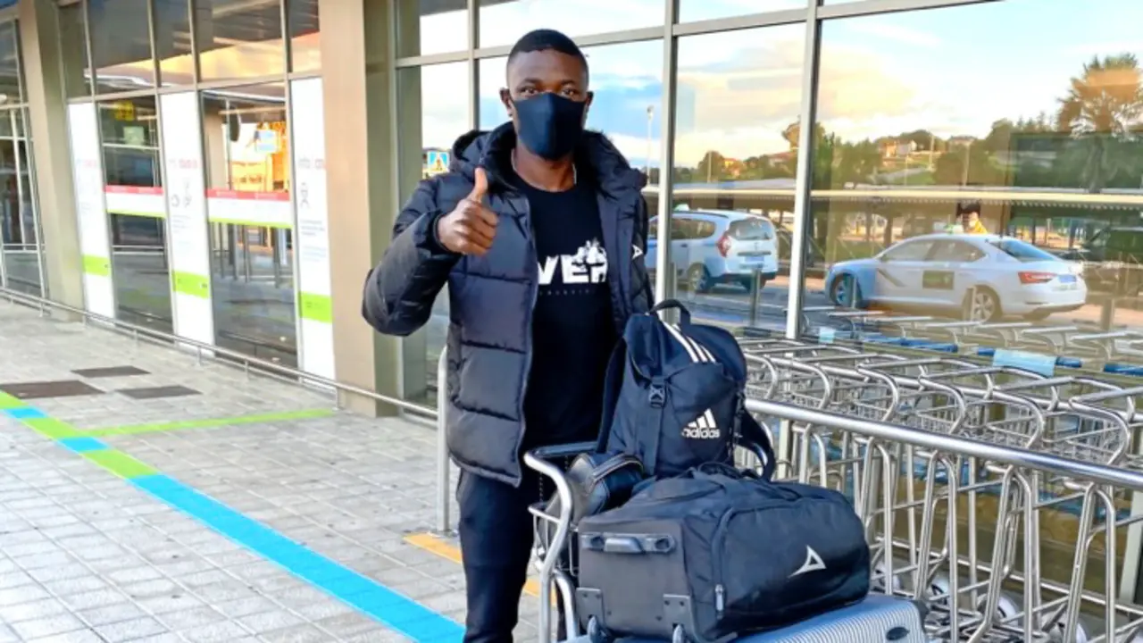 Soko, a su llegada al aeropuerto de Parayas a primera hora de la ma&ntilde;ana. / -Hardy