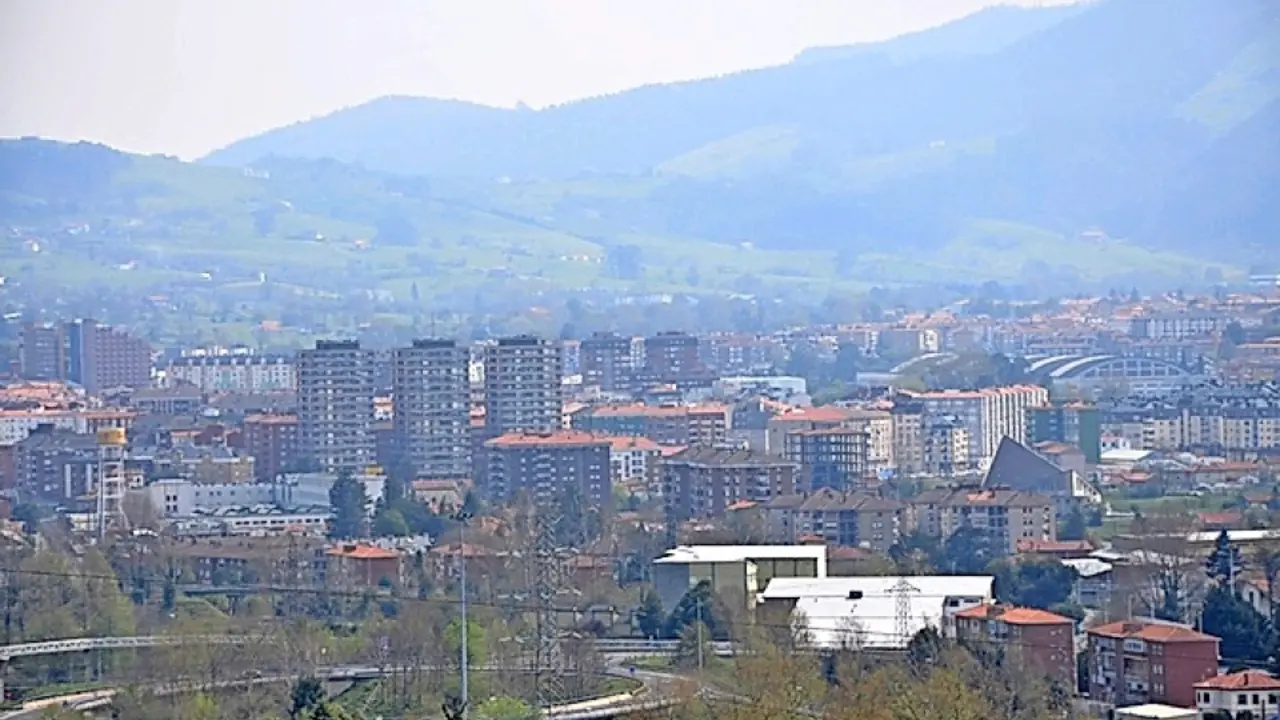 Vista de la capital del Besaya desde el Hospital Sierrallana. / S.D.
