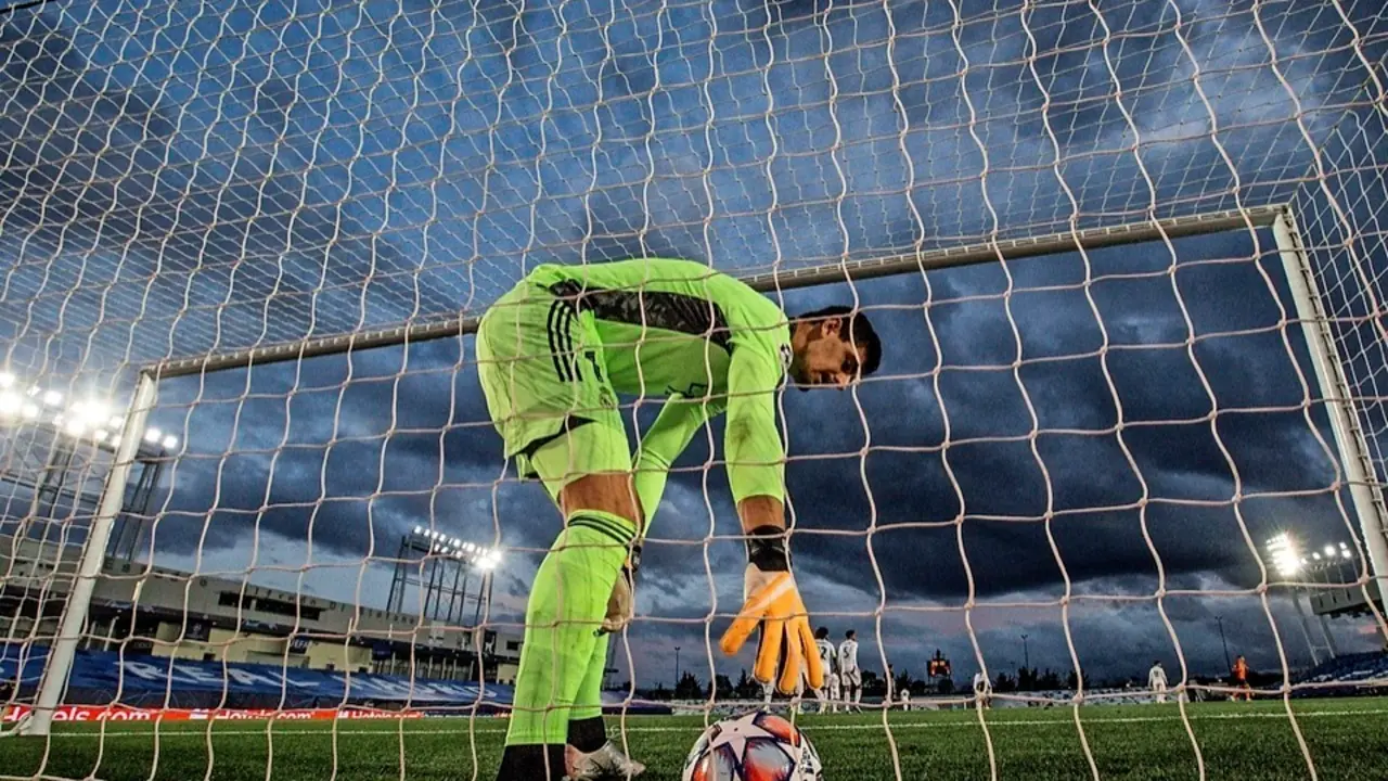 GRAF5217. MADRID, 21/10/2020.- El portero belga del Real Madrid, Thibaut Courtois encaja uno de los goles ante el Shakhtar, en partido de la primera jornada de la Liga de Campeones, este mi&eacute;rcoles en el estadio Alfredo di Stefano . EFE/JuanJo Mart&iacute;n