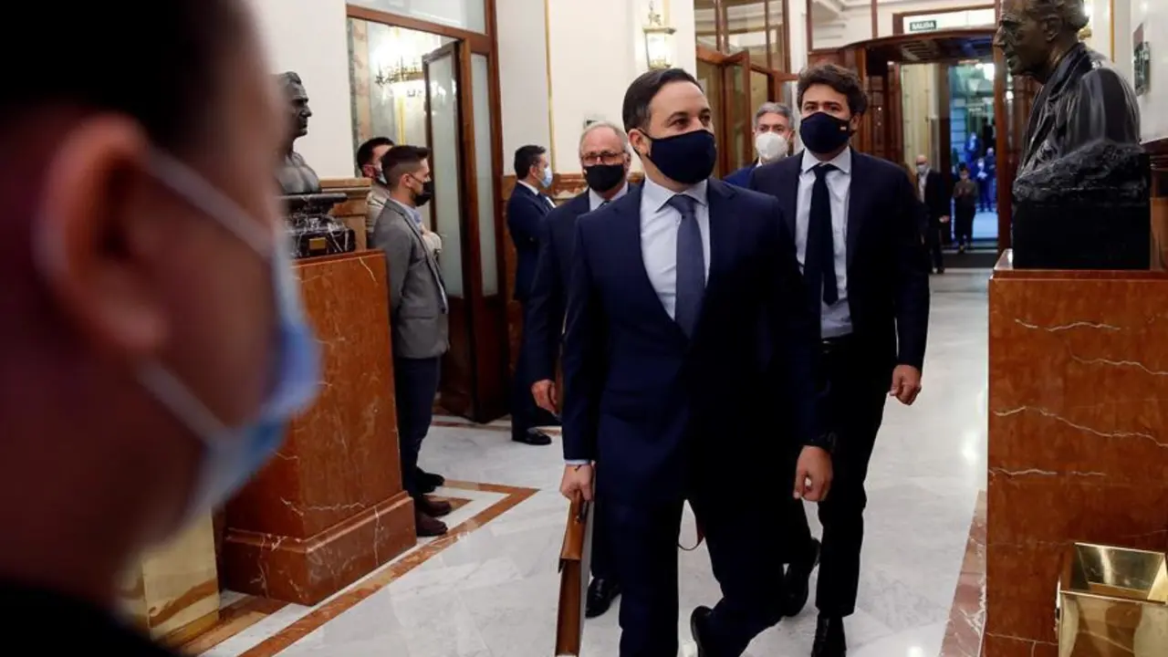 El l&iacute;der de Vox, Santiago Abascal, a su llegada a la segunda y &uacute;ltima sesi&oacute;n del debate de moci&oacute;n de censura presentada por Vox, este jueves en el Congreso de los Diputados. EFE/Mariscal