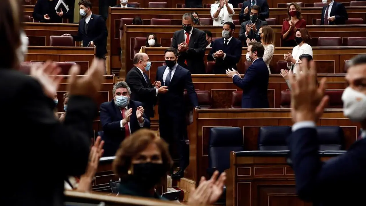 El l&iacute;der de Vox, Santiago Abascal (c, al fondo), despu&eacute;s de que el Congreso de los Diputados haya rechazado este jueves la moci&oacute;n de censura de su formaci&oacute;n al recabar tan solo el s&iacute; de sus 52 diputados y el no del resto de la C&aacute;mara al completo, un total de 298 votos que hace que sea el rechazo m&aacute;s contudente de la democracia. EFE/Mariscal