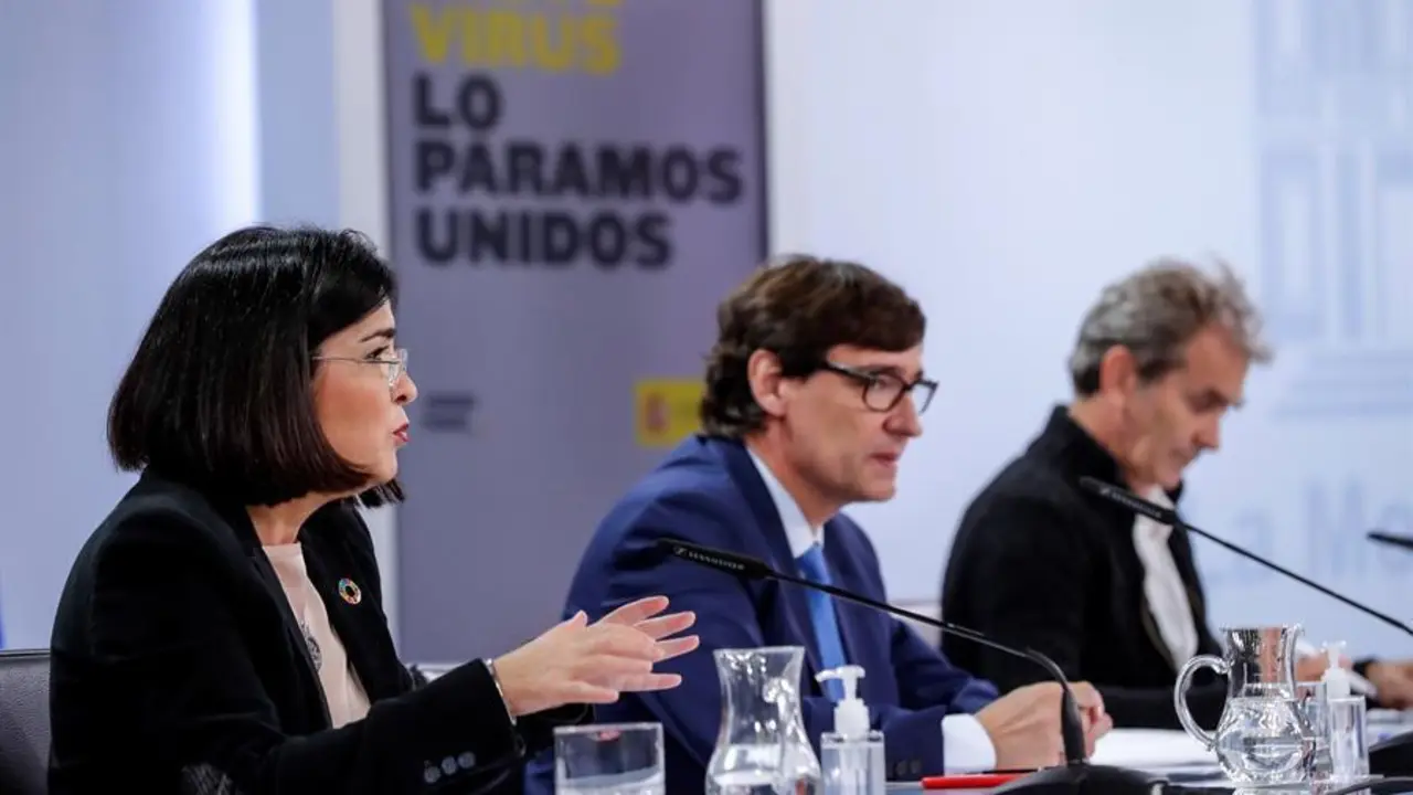 La ministra de Pol&iacute;tica Territorial Carolina Darias, el ministro de Sanidad Salvador Illa (c) y el director del Centro de Coordinaci&oacute;n de Alertas y Emergencias Sanitarias del Ministerio de Sanidad, Fernando Sim&oacute;n, durante la rueda de prensa que ofrecen este jueves en el Palacio de La Moncloa, en Madrid. EFE/Emilio Naranjo