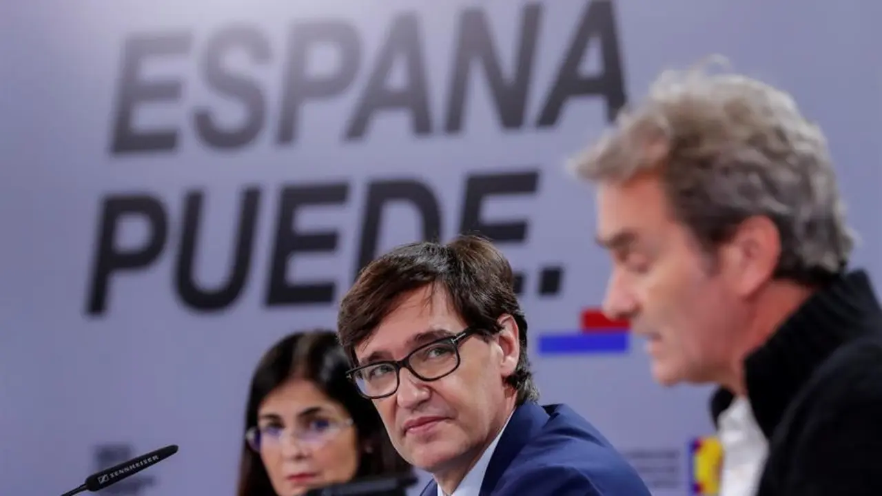 La ministra de Pol&iacute;tica Territorial Carolina Darias, el ministro de Sanidad Salvador Illa (c) y el director del Centro de Coordinaci&oacute;n de Alertas y Emergencias Sanitarias del Ministerio de Sanidad, Fernando Sim&oacute;n, durante la rueda de prensa que ofrecen este jueves en el Palacio de La Moncloa, en Madrid. EFE/Emilio Naranjo