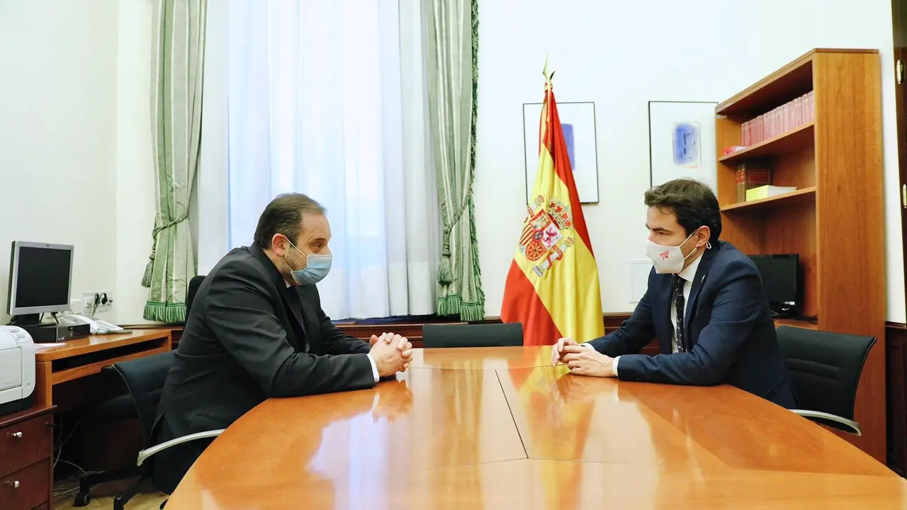 El secretario de Ordenaci&oacute;n Territorial, Vivienda, Infraestructuras y Transportes del PSOE y diputado nacional por Cantabria, Pedro Casares durante la reuni&oacute;n con el ministro de Transportes, Movilidad Sostenible y Agenda Urbana, Jos&eacute; Luis &Aacute;balos. / ALERTA