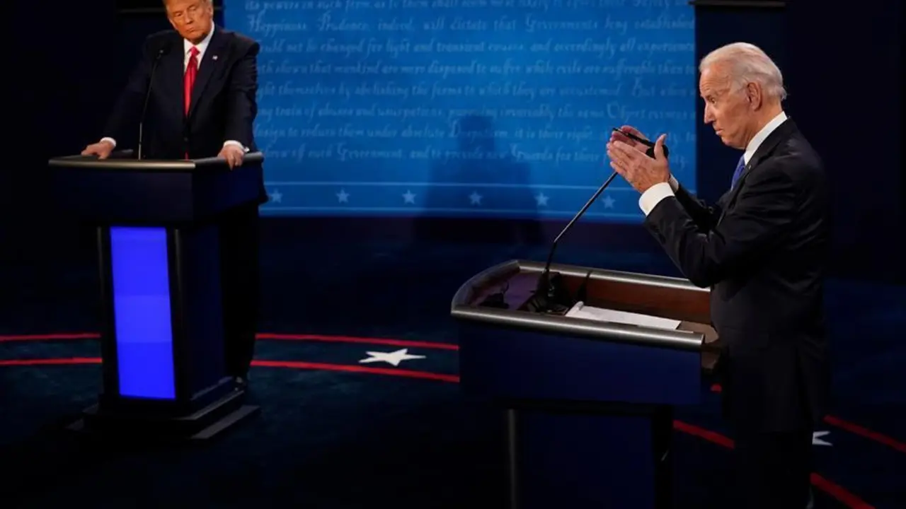 El presidente de los Estados Unidos, Donald J. Trump, junto a la primera dama de los Estados Unidos, Melania Trump (izquierda), mientras el candidato dem&oacute;crata Joe Biden (derecha) habla con el moderador despu&eacute;s de que participaron en el debate presidencial en el Curb Event Center de la Universidad de Belmont en Nashville, Tennessee, EE. UU. 22 de octubre de 2020. El debate es el debate final entre el presidente de Estados Unidos, Donald J. Trump, y el candidato dem&oacute;crata Joe Biden, antes de las elecciones estadounidenses del 3 de noviembre. (Estados Unidos) EFE / EPA / MICHAEL REYNOLDS