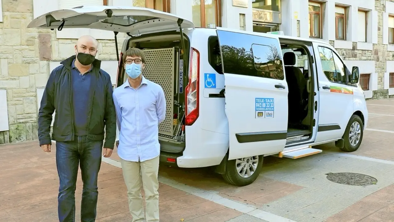 El concejal de Sanidad y Mayores, Borja Sainz, y por el taxista Francisco Fern&aacute;ndez.