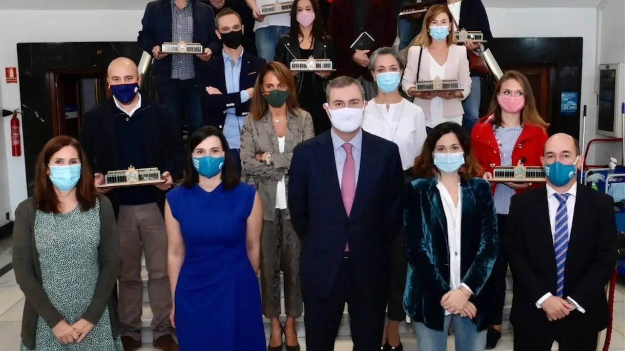 Foto de familia de los participantes en el homenaje. / ALERTA