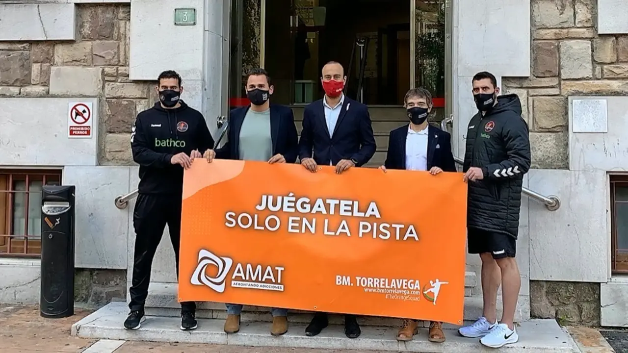 Autoridades y miembros del club tras la firma. / ALERTA