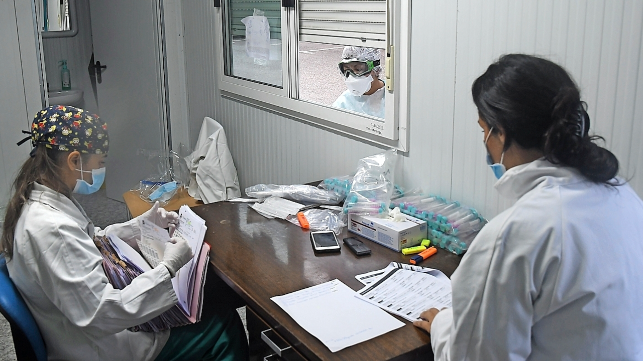Preparando el material para las pruebas PCR. / ALERTA