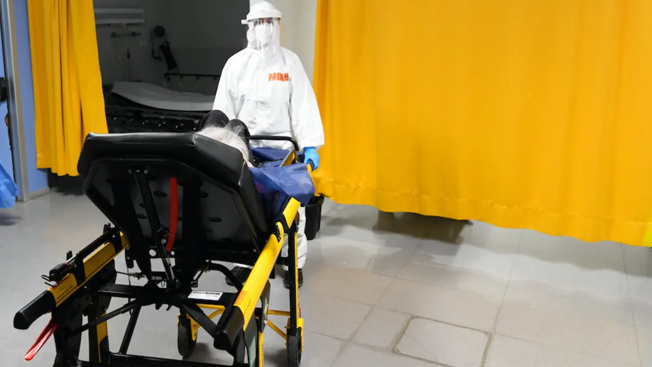 Un sanitario ubica a un paciente en la zona UCI del Hospital Marqu&eacute;s de Valdecilla. / ALERTA