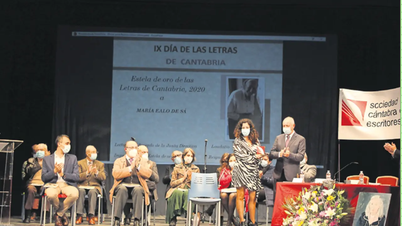 La hija de Mar&iacute;a Ealo recibe el galard&oacute;n concedido a su madre. / Alerta