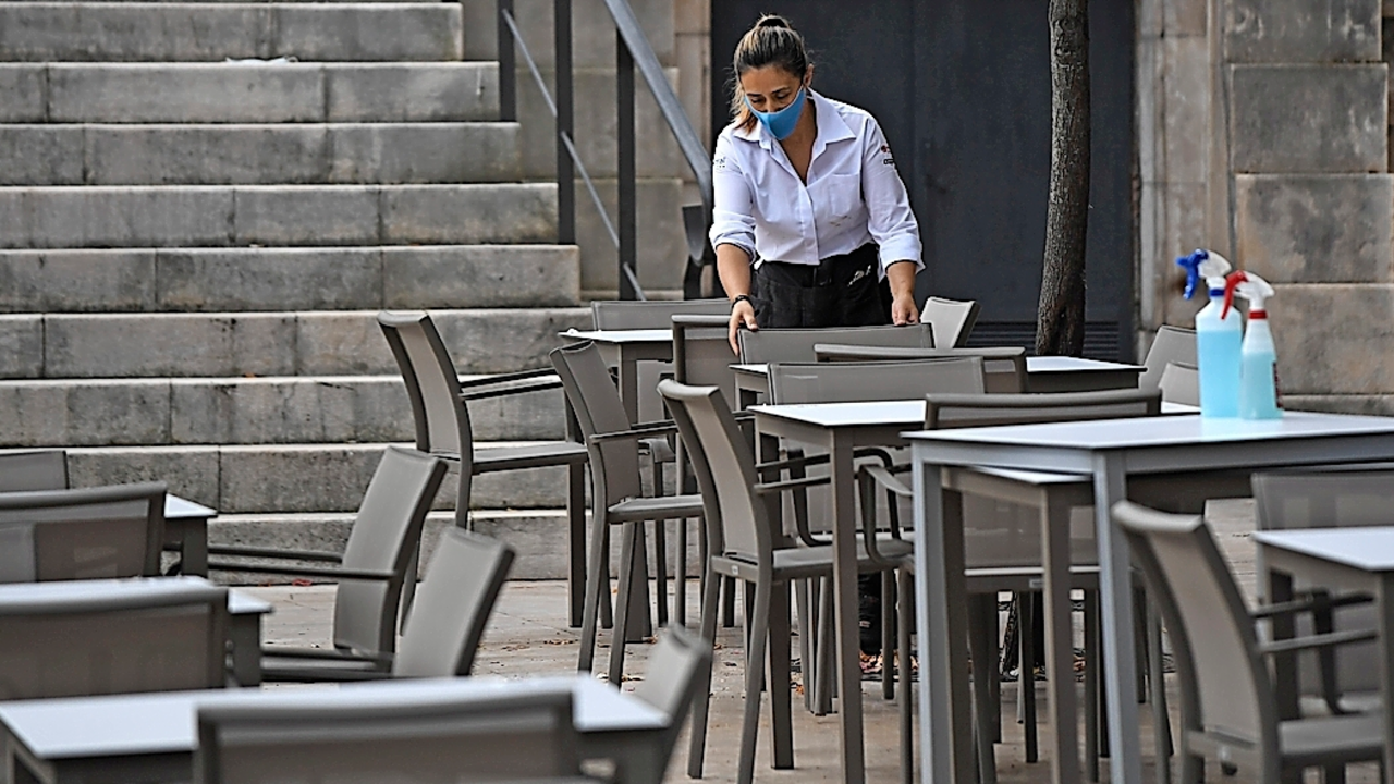 Limpiando y desinfectando una terraza. / Hardy