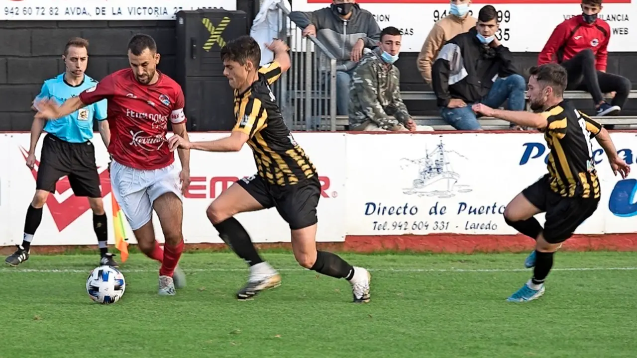 Vinatea controla el bal&oacute;n ante un jugador del Barakaldo. / Reguera