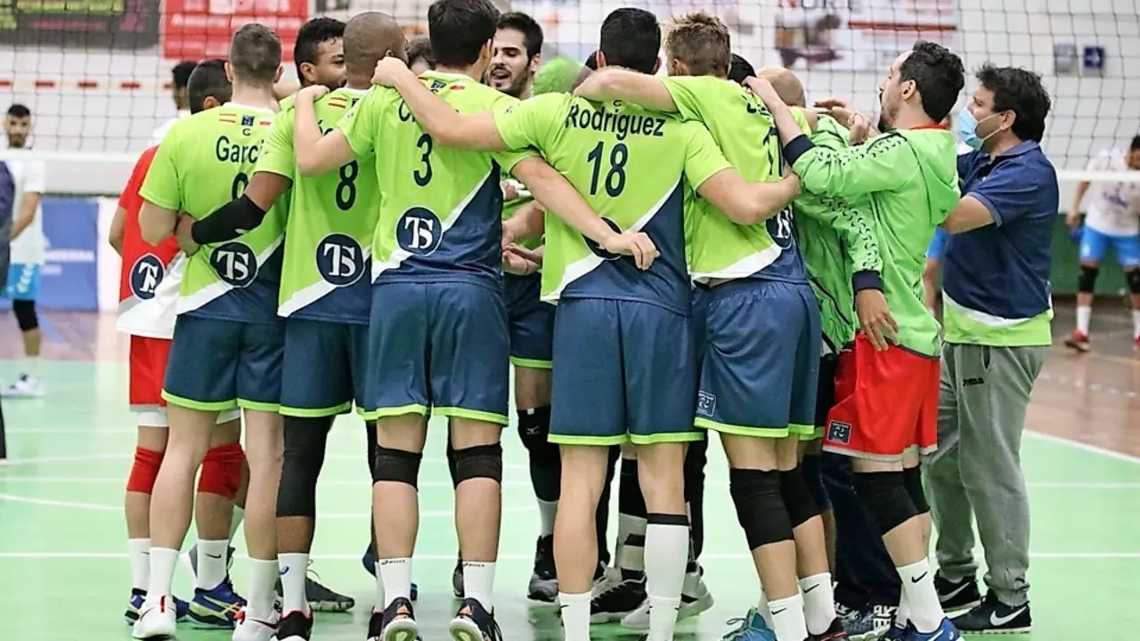 Jugadores y t&eacute;cnicos del Voley de Cabez&oacute;n de la Sal festejando el triunfo. / Marcos Fierro