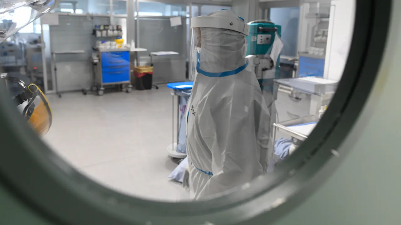 Un sanitario con el traje protector en la zona UCI del Hospital Marqu&eacute;s de Valdecilla. / HARDY