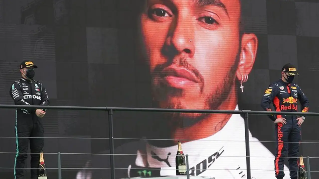 El piloto brit&aacute;nico de F&oacute;rmula Uno Lewis Hamilton de Mercedes-AMG Petronas (L) y el piloto holand&eacute;s de F&oacute;rmula Uno Max Verstappen de Aston Martin Red Bull Racing (R) celebran en el podio despu&eacute;s del Gran Premio de F&oacute;rmula Uno de Portugal 2020.  / Rafael Marchante