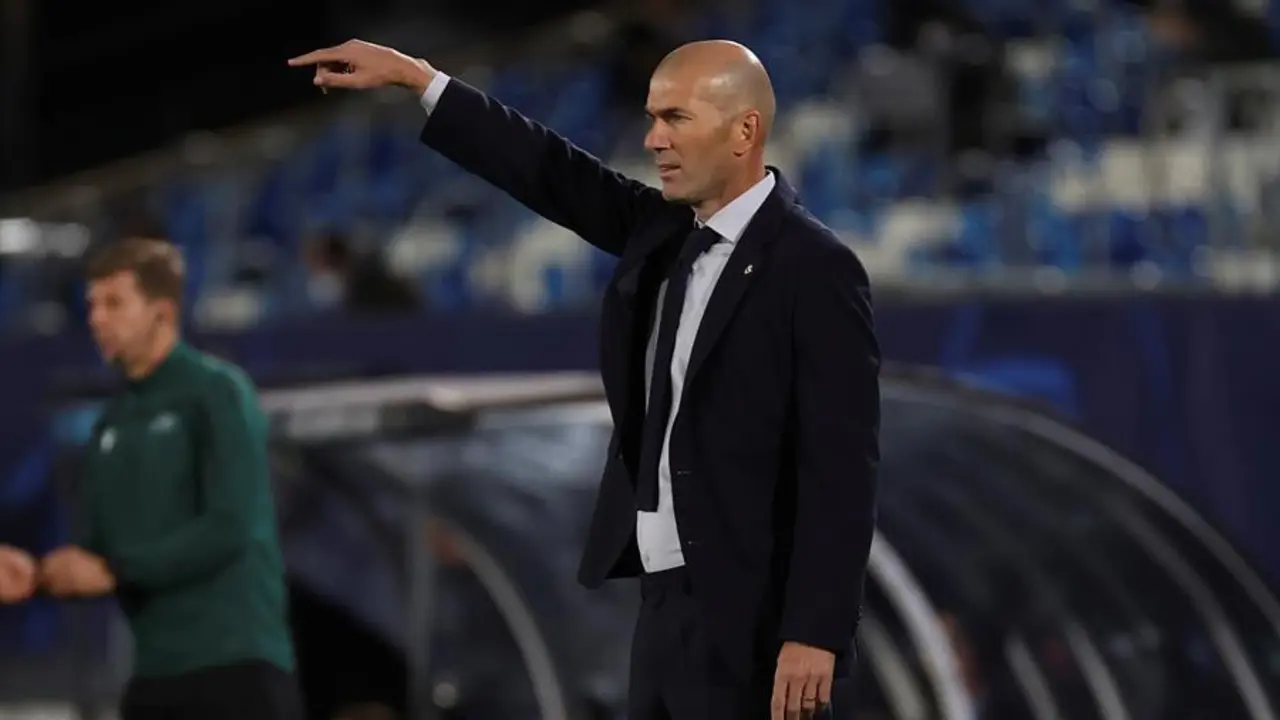 El t&eacute;cnico franc&eacute;s del Real Madrid, Zinedine Zidane, en partido de la primera jornada de la Liga de Campeones ante el Shakthar Donetsk, este mi&eacute;rcoles en el estadio Alfredo di St&eacute;fano . EFE/JuanJo Mart&iacute;n