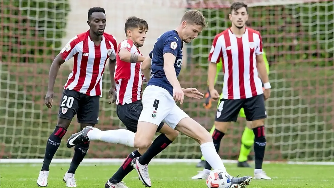 Matic, intentando librarse de la presi&oacute;n del equipo rival al sacar la pelota de su campo. / Athletic club