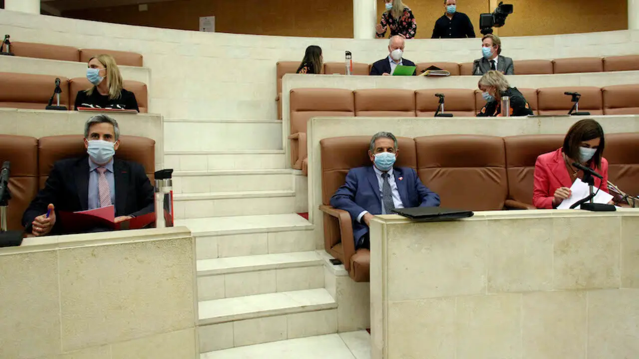 Los representantes p&uacute;blicos durante una sesi&oacute;n parlamentaria. / ALERTA