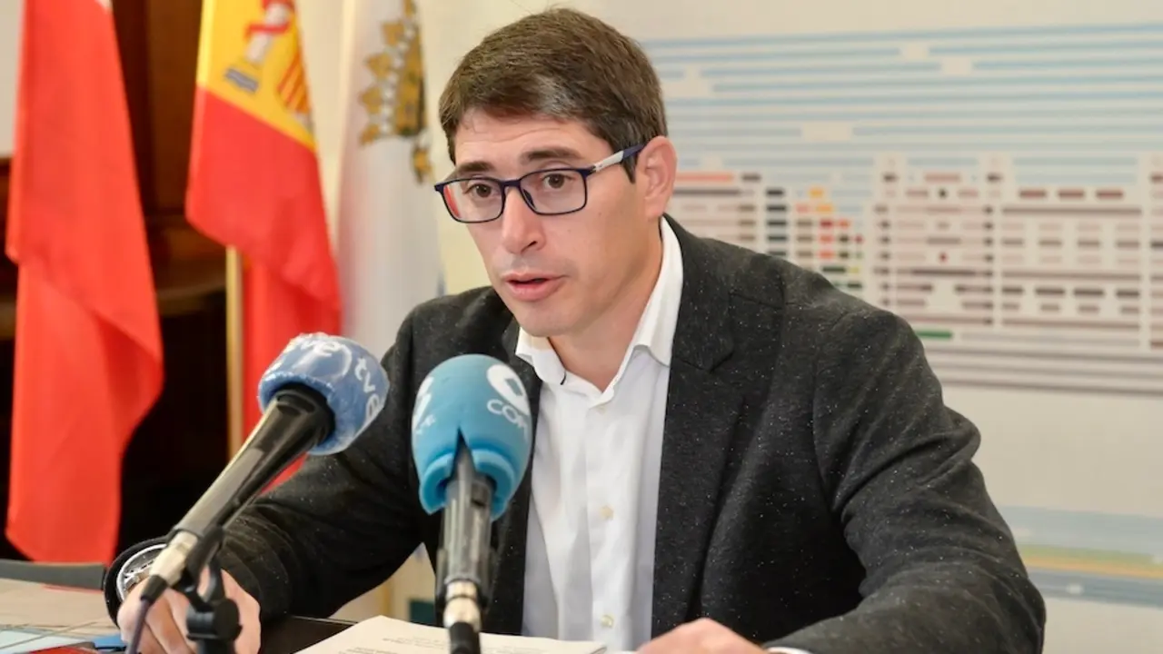El concejal de Deportes, Felipe P&eacute;rez Manso durante la rueda de prensa. / ALERTA