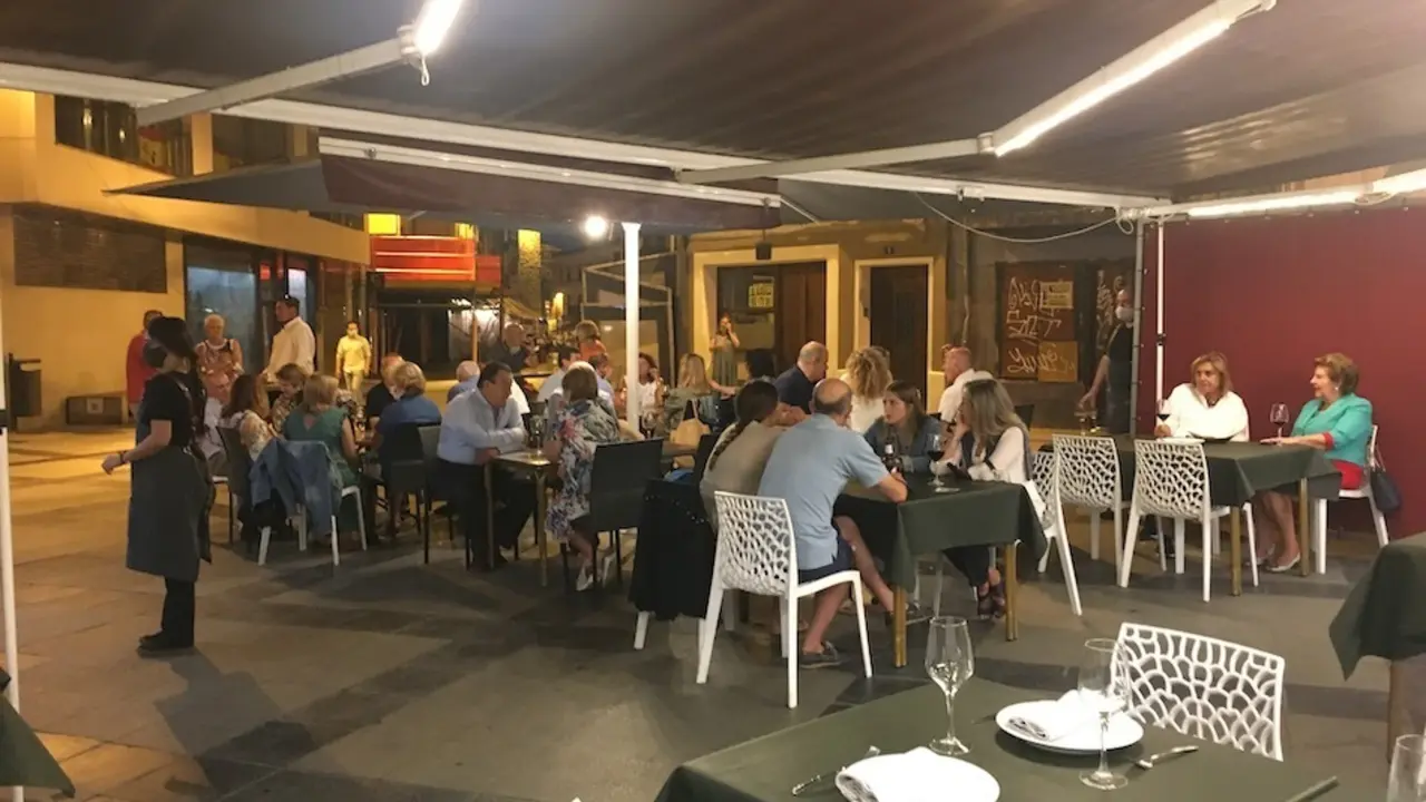 Vista de la terraza del Restaurante la Casuca el pasado viernes en la calle San Jos&eacute; de Torrelavega. / S.D.