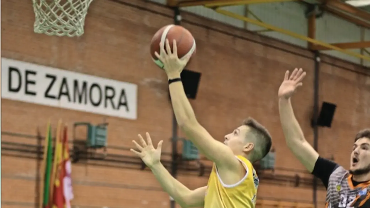 Un jugador del Bezana entrando a canasta. / Sergio Cocho