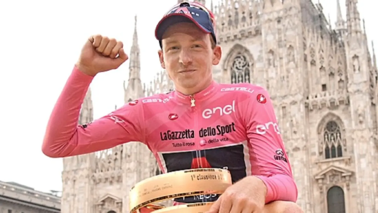 Tao Geoghegan Hart posa con el trofeo de ganador del Giro de Italia. / LUCA ZENNARO