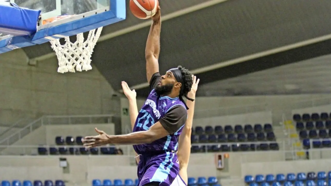 Brian Ofori, MVP del partido, anotando una canasta. / Pablo Lanza