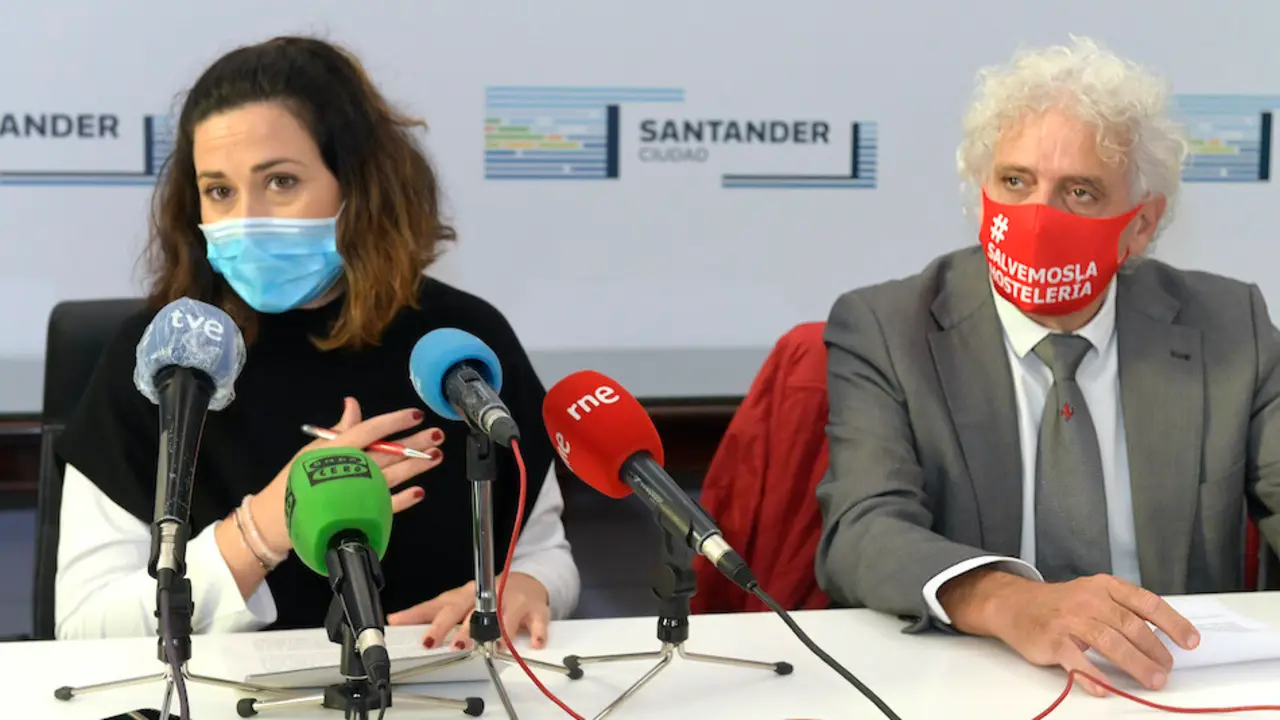 La concejala de Turismo, Miriam D&iacute;az y el presidente de la Asociaci&oacute;n de Hosteler&iacute;a de Cantabria. / ALERTA
