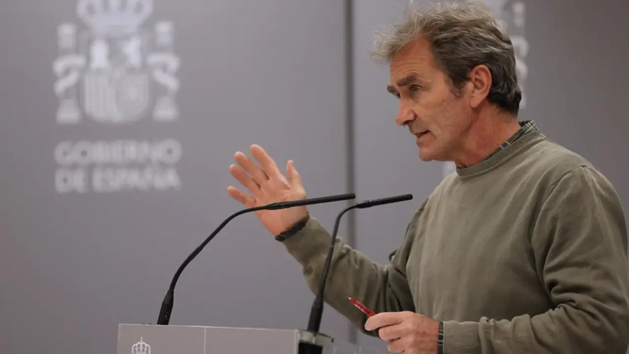 El director del Centro de Alertas y Emergencias Sanitarias, Fernando Sim&oacute;n, durante la rueda de prensa ofrecida este lunes en Madrid para informar acerca de los &uacute;ltimos datos de la pandemia del coronavirus en Espa&ntilde;a. EFE/ Juanjo Mart&iacute;n