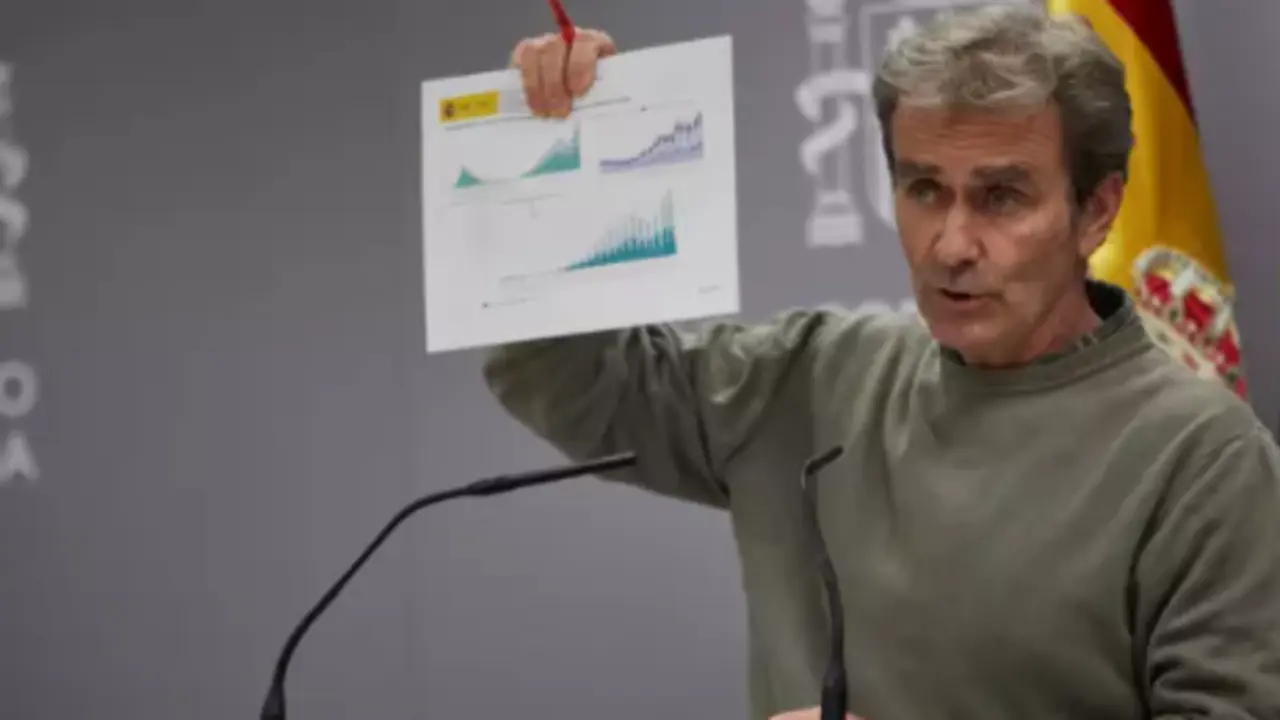 El director del Centro de Coordinaci&oacute;n de Alertas y Emergencias Sanitarias (CCAES), Fernando Sim&oacute;n, comparece en rueda de prensa en Moncloa para informar de la evoluci&oacute;n de la pandemia, en Madrid (Espa&ntilde;a), a 26 de octubre de 2020. - J.Hell&iacute;n POOL/Europa press