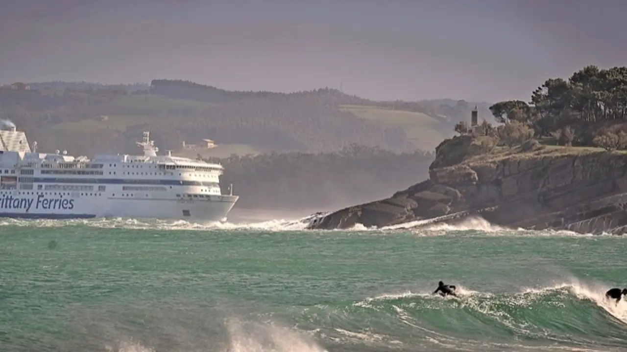 Temporal de olas en el Sardinero. / HARDY
