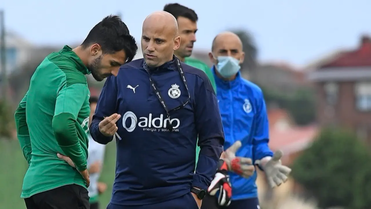 Javi Rozada, conversando con Pablo Andrade durante el entrenamiento de ayer. / Hardy