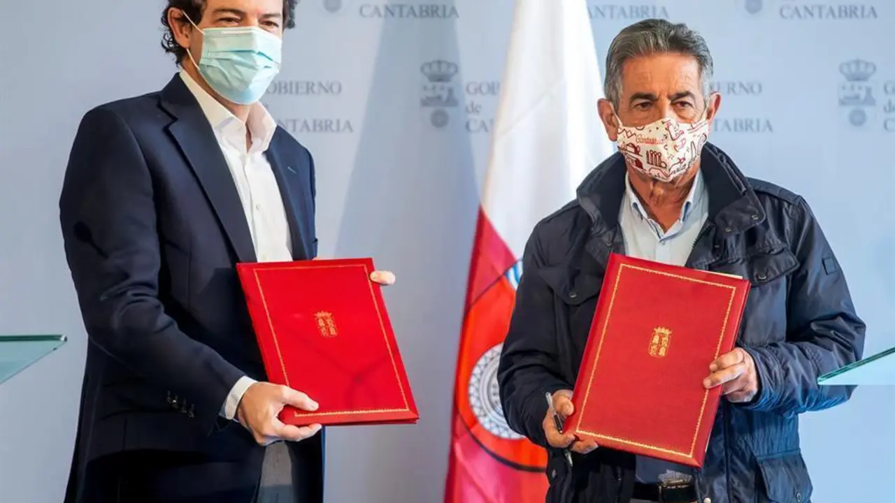 Los presidentes de las comunidades aut&oacute;nomas de Castilla y Le&oacute;n y Cantabria, Alfonso Fern&aacute;ndez Ma&ntilde;ueco y Miguel &Aacute;ngel Revilla durante el acuerdo. / EFE/Santi Otero