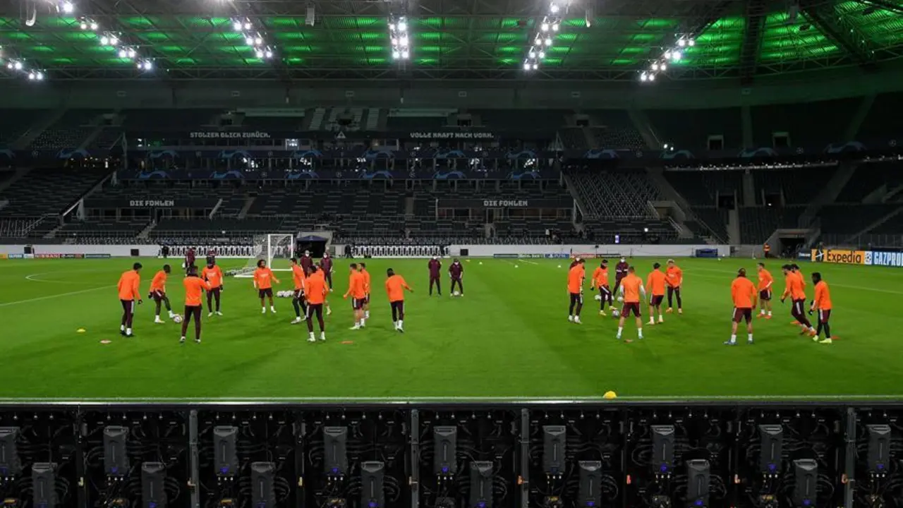 Una vista general durante la sesi&oacute;n de entrenamiento del Real Madrid en el Borussia-Park en Moenchengladbach, Alemania, el 26 de octubre de 2020, en la v&iacute;spera de su partido de f&uacute;tbol del grupo B de la Liga de Campeones de la UEFA contra el Borussia Moenchengladbach. (Liga de Campeones, Alemania, Rusia) EFE / EPA / SASCHA STEINBACH
