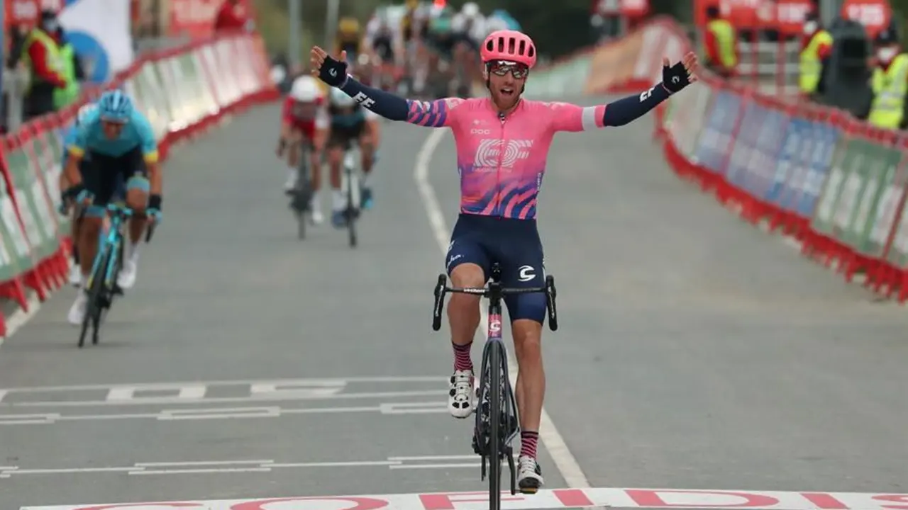 El canadiense Michael Woods (EF Pro Cycling) se impone vencedor en la s&eacute;ptima etapa de La Vuelta ciclista a Espa&ntilde;a disputada hoy entre Vitoria y Villanueva de Valdegov&iacute;a, de 159,7 km de recorrido. EFE/Kiko Huesca