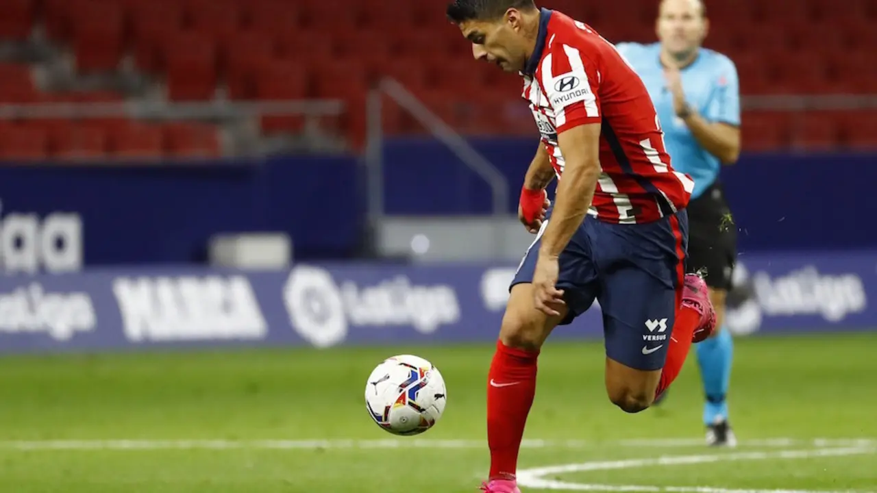 GRAF7352. MADRID, 24/10/2020.- El delantero uruguayo del Atl&eacute;tico de Madrid Luis Su&aacute;rez durante el partido de la s&eacute;ptima jornada de Liga que Atl&eacute;tico de Madrid y Real Betis juegan hoy s&aacute;bado en el Wanda Metropolitano. EFE/Ballesteros.
