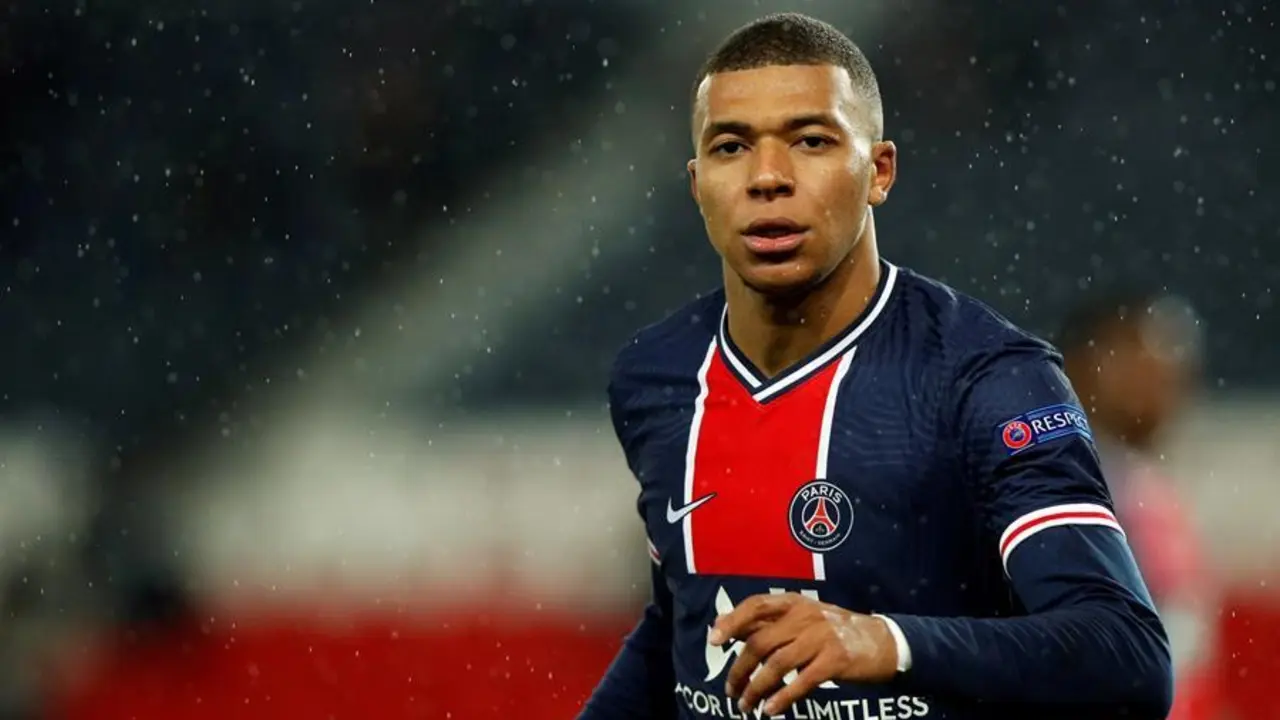 Paris (France), 20/10/2020.- Paris Saint Germain's Kylian Mbappe reacts during the UEFA Champions League Group H soccer match between PSG and Manchester United at the Parc des Princes stadium in Paris, France, 20 October 2020. (Liga de Campeones, Francia) EFE/EPA/YOAN VALAT