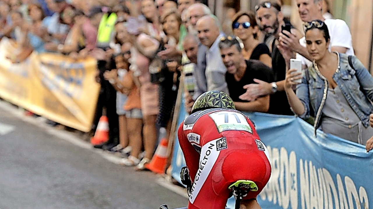 El corredor británico del equipo Michelton-Scott, Simon Yates, durante la 16&ordf; etapa de La Vuelta a España en 2018 disputada entre Santillana del Mar y Torrelavega (Cantabria), con un recorrido de 32 kilómetros. EFE/Manuel Bruque