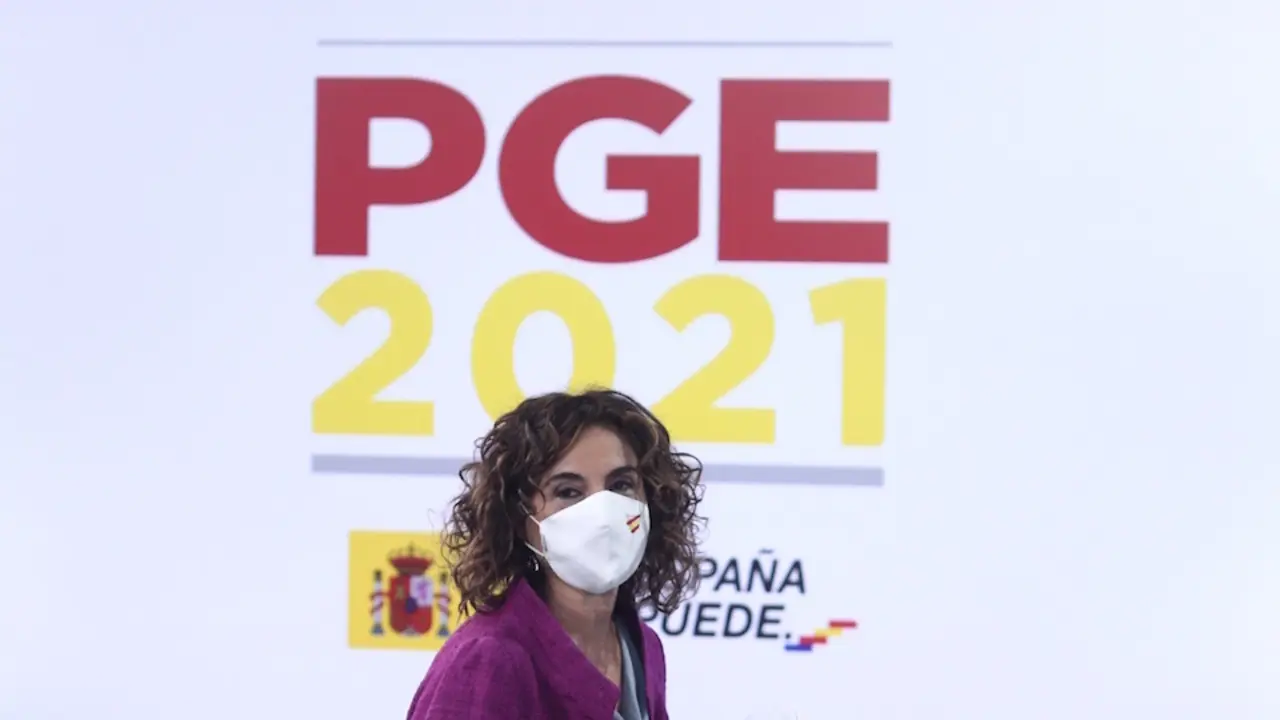 La ministra portavoz y de Hacienda, Mar&iacute;a Jes&uacute;s Montero, a su llegada a una rueda de prensa posterior al Consejo de Ministros celebrado en Moncloa, a 27 de octubre de 2020. Durante la rueda, la ministra detalla las claves de los Presupuestos Generales del Estado &ndash;PGE- 2020 presentadas con anterioridad por el presidente y vicepresidente segundo del Gobierno. EUROPA PRESS