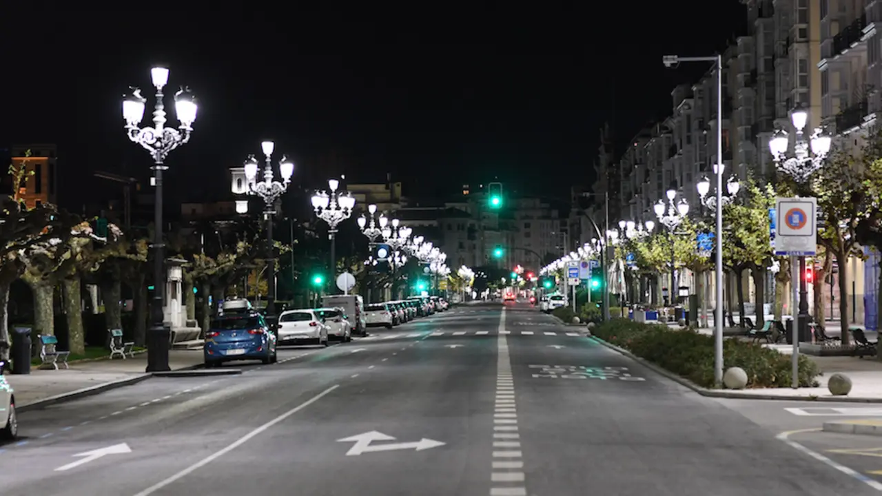 Vista del Paseo Pereda en el primer d&iacute;a del toque de queda en Santander. / HARDY