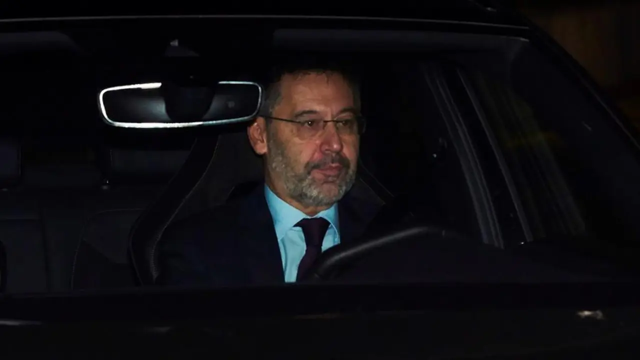 El presidente del FC Barcelona, Josep Maria Bartomeu, llega a la reuni&oacute;n extraordinaria de la junta directiva que ha convocado este martes en el Camp Nou. EFE/Alejandro Garc&iacute;a