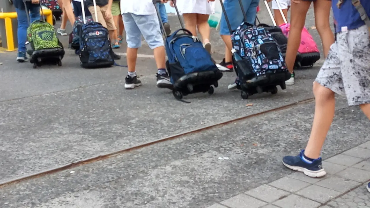 Varios alumnos entran al Colegio Salesianos Deusto durante el d&iacute;a de huelga en la ense&ntilde;anza convocada por los sindicatos vascos de educaci&oacute;n, en Bilbao, Euskadi (Espa&ntilde;a), a 15 de septiembre de 2020. La huelga se hace en demanda de la negociaci&oacute;n de medidas de prevenci&oacute;n y de contrataciones que garanticen un regreso a las aulas "seguro" ante la pandemia del coronavirus.
Europa Press