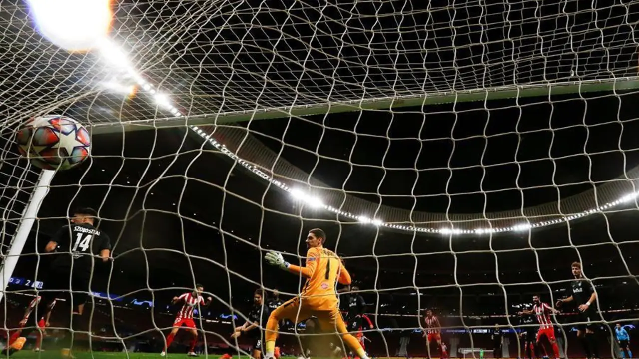 El portero del Salzburgo Cican Stankovic (c) encaja el tercer gol ante el Atl&eacute;tico de Madrid, durante el partido correspondiente a la fase de grupos de la Liga de Campeones disputado este martes en el Wanda Metropolitano. EFE/JuanJo Mart&iacute;n