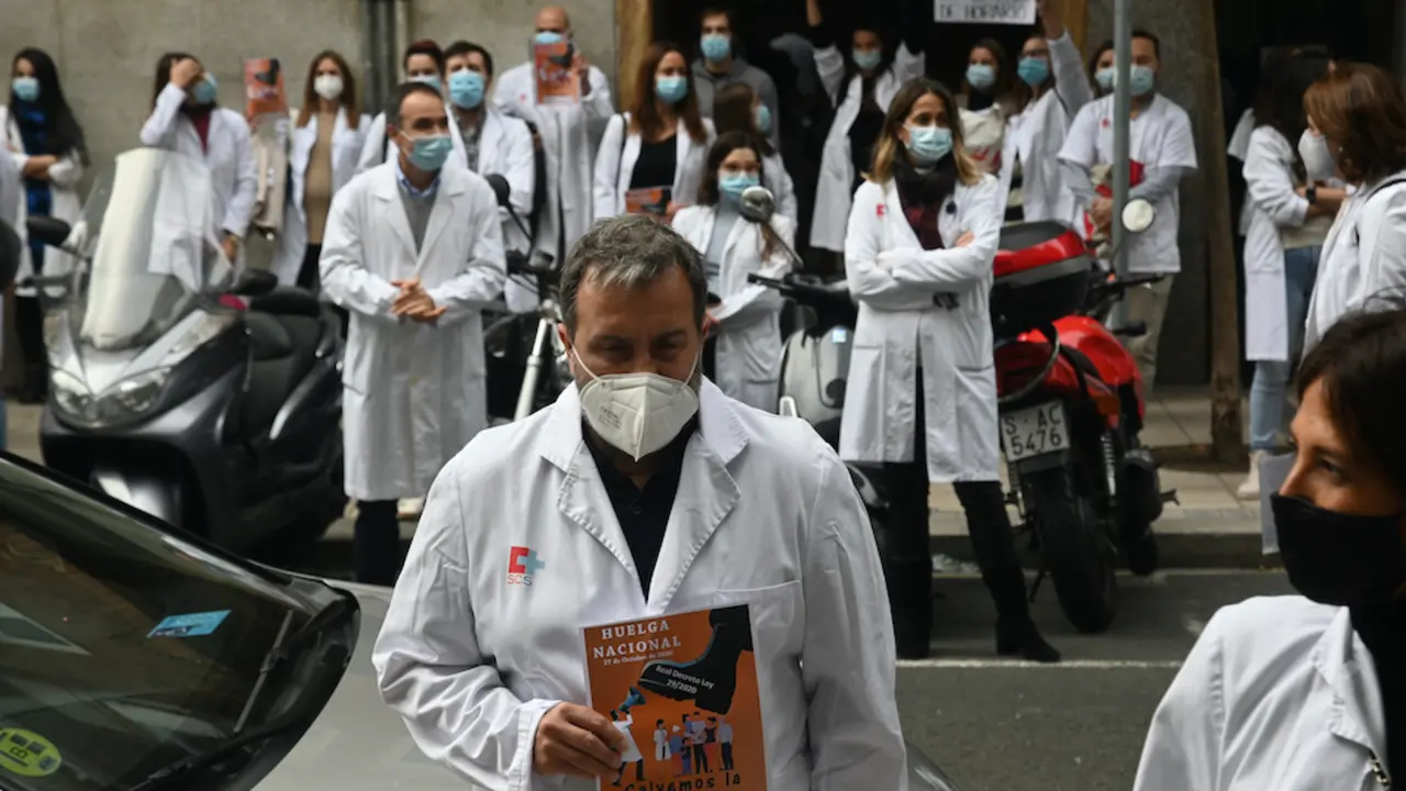 271020 santander
 Los m&eacute;dicos de Cantabria est&aacute;n llamados a la huelga, que convoca este martes en toda Espa&ntilde;a el Sindicato M&eacute;dico para exigir la retirada del decreto del Ministerio de Sanidad que permite contratar a m&eacute;dicos sin titulo de especialista y a profesionales de fuera de la Uni&oacute;n Europea que no tengan su t&iacute;tulo homologado en Espa&ntilde;a, por lo que los representantes de los profesionales se concentran frente a la Consejer&iacute;a de Sanidad. 
Consejer&iacute;a de Sanidad
Foto nacho cubero
