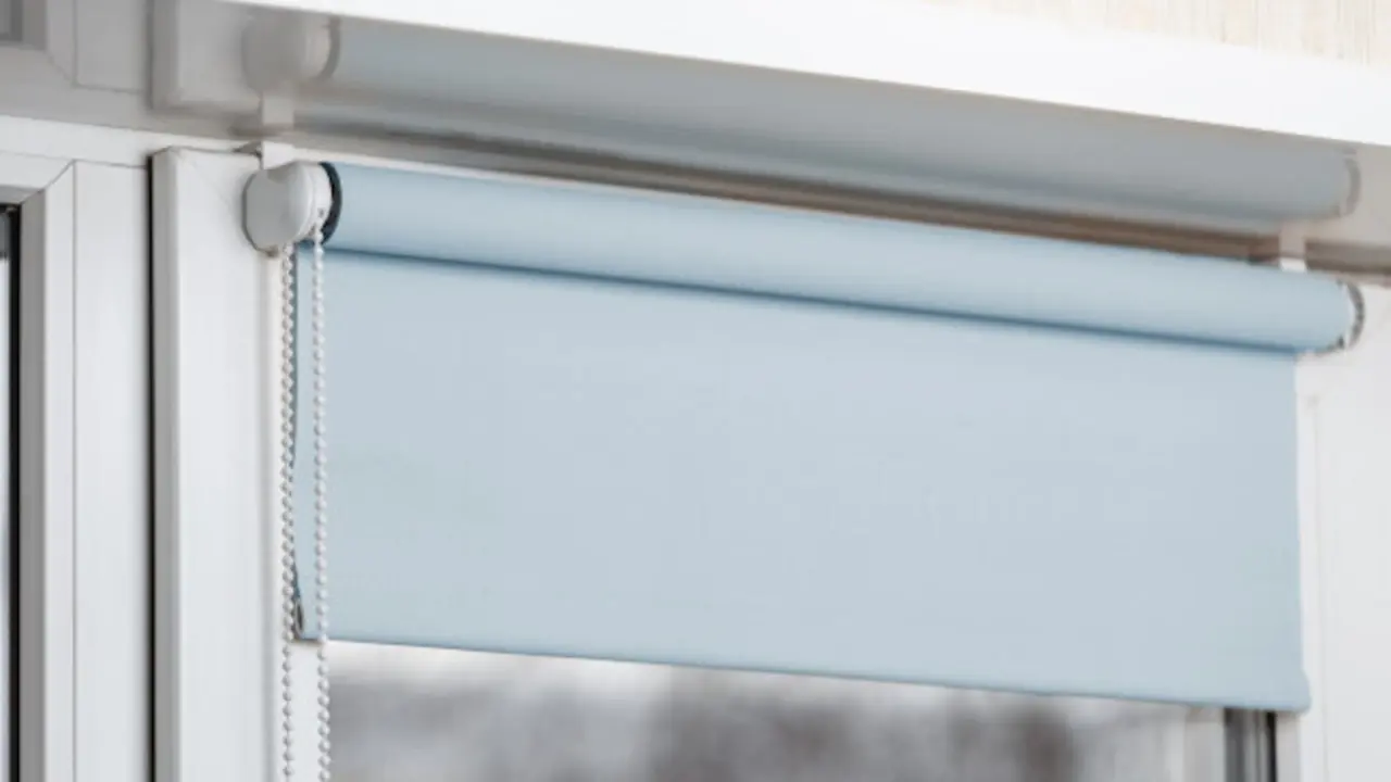 persiana-enrollable-color-ventana-plastico-blanco-persianas-ventana-plastico_120795-195