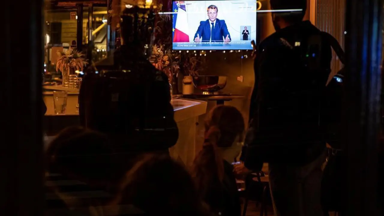 Los clientes en un caf&eacute; ven la declaraci&oacute;n televisada del presidente franc&eacute;s Emmanuel Macron, en Par&iacute;s, Francia, el 28 de octubre de 2020.EFE/EPA/IAN LANGSDON