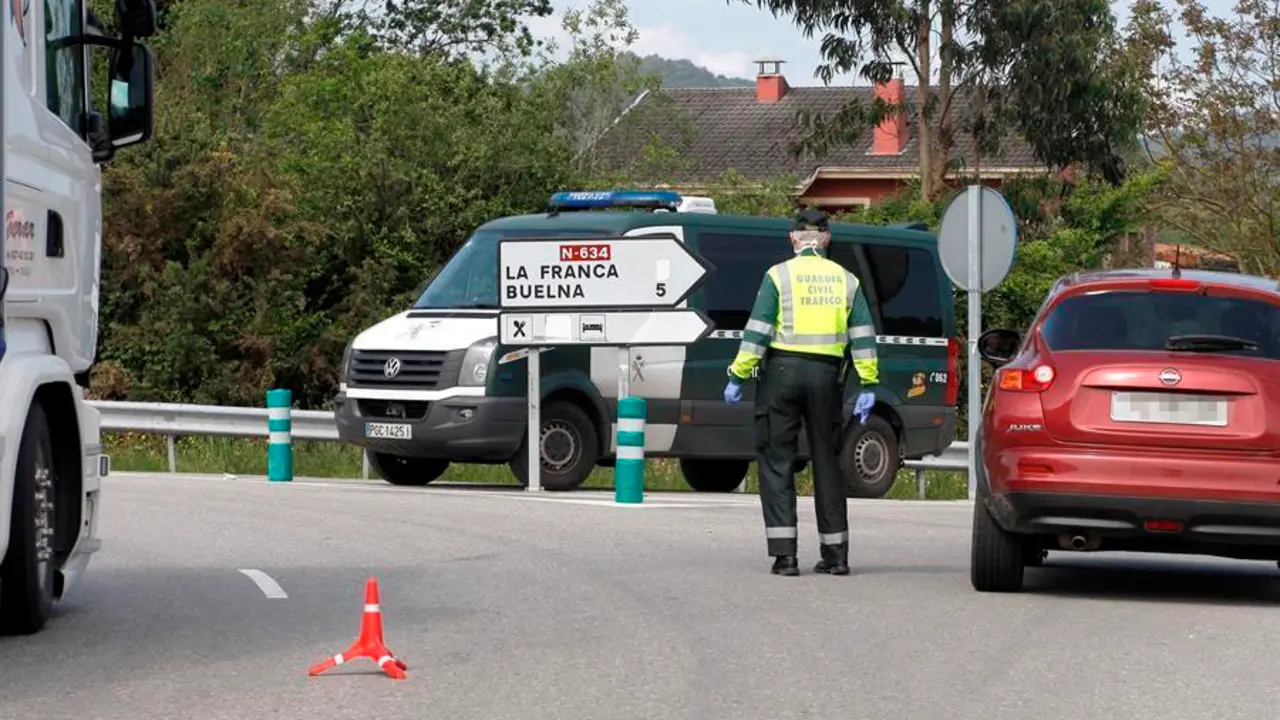 La Guardia Civil de Tr&aacute;fico realiza un control en la localidad de La Franca. EFE/Juan Gonz&aacute;lez/Archivo